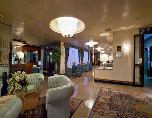 Un lugar para sentarse en Hotel Leonardo Da Vinci