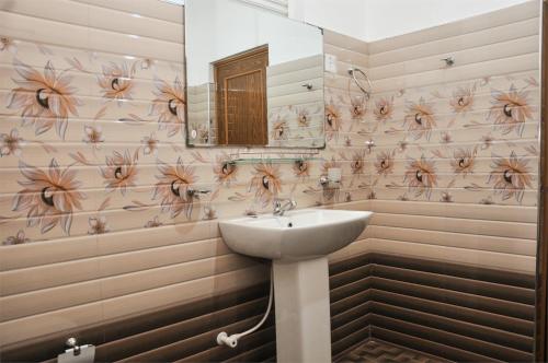 y baño con lavabo y espejo. en Ritz Gate Kalutara, en Kalutara