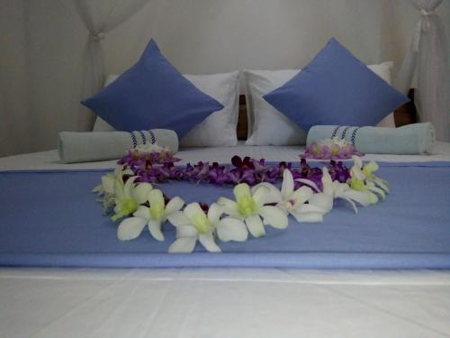 Кровать или кровати в номере Bentota Orchid House
