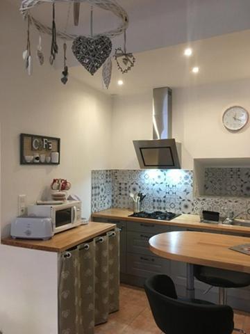 Il comprend une cuisine équipée d'un four micro-ondes et d'une table. dans l'établissement Gîte 