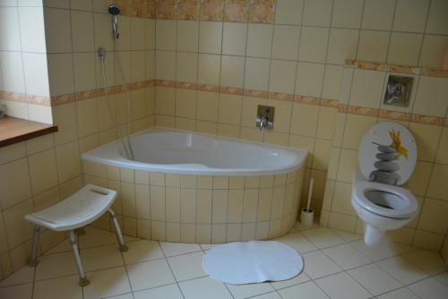 y baño con bañera y aseo. en Ubytování U Dvořáků, en Veselí nad Lužnicí