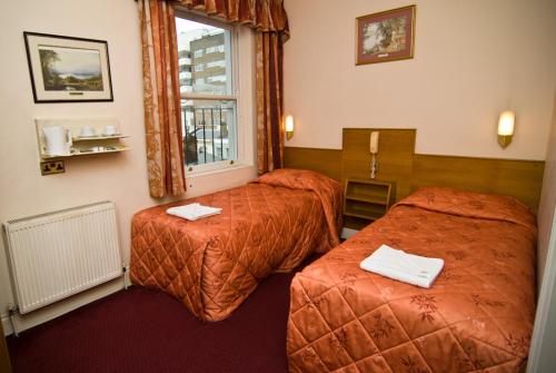 Postel nebo postele na pokoji v ubytování Alexandra Hotel