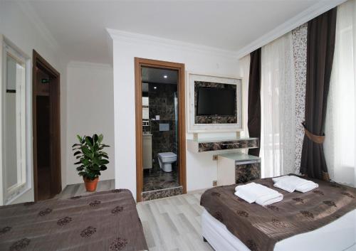 Katil atau katil-katil dalam bilik di Behram Hotel