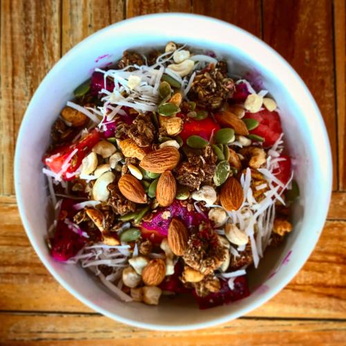 een kom salade met noten en andere groenten bij Green Garden Lembongan Yoga Spa and Holistic Healing Center in Nusa Lembongan