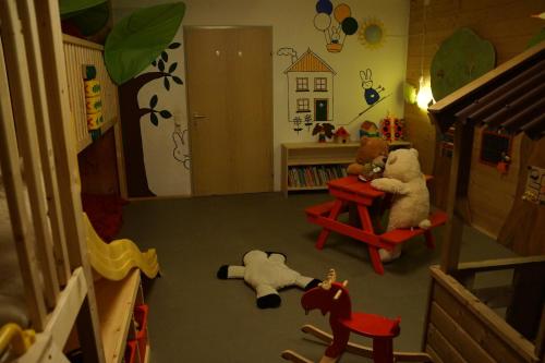 two teddy bears sitting in a childs room at appartementen Haus Bergblick in Gosau