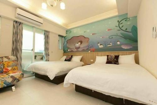 um quarto com duas camas e um quadro na parede em Yoshanshui Inn em Jian