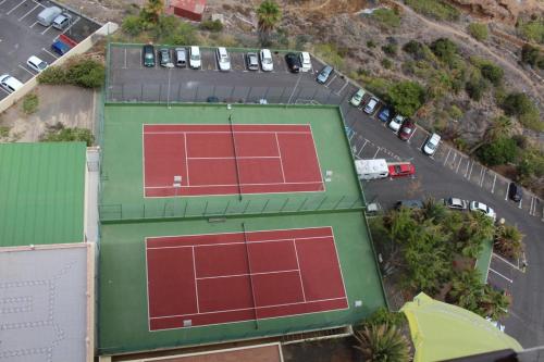 Una vista aérea de una cancha de tenis en un edificio. en Golden Dreams & Perfect for you *****, en Adeje