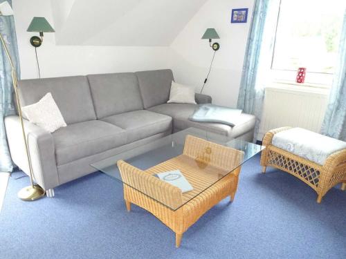 オストゼーバート・カールスハーゲンにあるFewo Sommergarten 4002_LUCIのリビングルーム(ソファ、テーブル、椅子付)