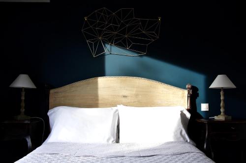 Postel nebo postele na pokoji v ubytování Hotel Les Oliviers