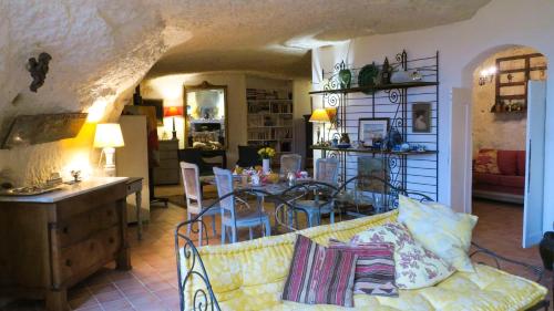 un salon avec une table et un canapé dans l'établissement La cave de l'éperon, à Trôo