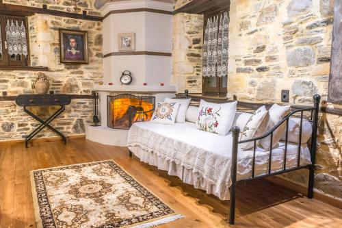 Postel nebo postele na pokoji v ubytování Iliopetra Suites