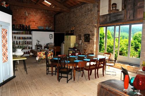 - une salle à manger avec une table et des chaises dans l'établissement Le Vertige, à Échandelys