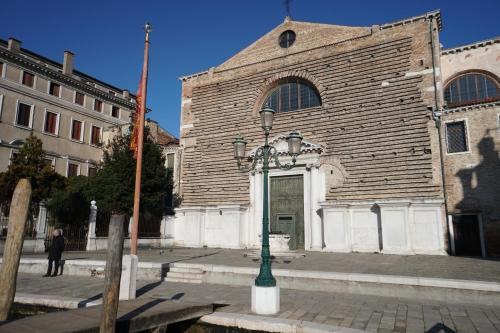a building with a street light in front of it at P 1779 in Venice