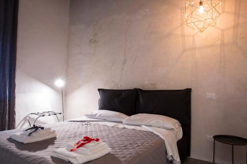 ein Schlafzimmer mit einem Bett mit zwei Handtüchern darauf in der Unterkunft Terme 53 in Siena