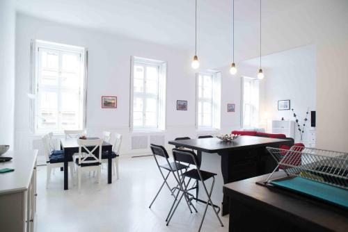 uma cozinha e sala de jantar com mesa e cadeiras em Splendid Trees Apartment em Budapeste