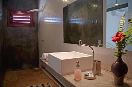 bagno con lavandino e grande specchio di Pousada Dona Flor a Canoa Quebrada