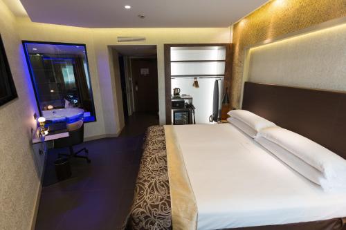 a bedroom with a large bed and a bathroom at Felix Hotel in Valls