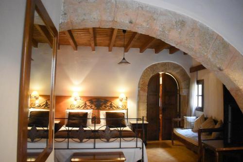 um quarto com uma cama grande e um arco em Antifanous Apartments in Ilha de Rhodes