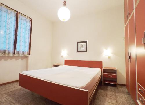 a bedroom with a bed and a window at Villetta Marfisa in Lido di Spina