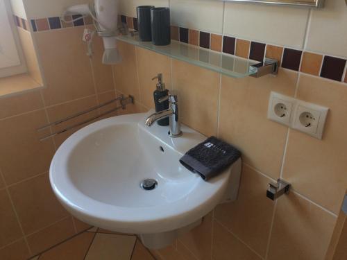 een badkamer met een wastafel met een toetsenbord erop bij petite maison in Lüneburg