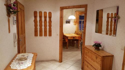 ケーニッヒスシュタイン・アン・デ・エルベにあるFerienwohnung in der Sächsischen Schweizのテーブルとドアのある部屋