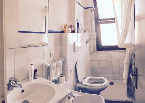 un baño con lavabo e inodoro en Toscana Mare Suite-Ronchi - Riviera Apuana, en Massa