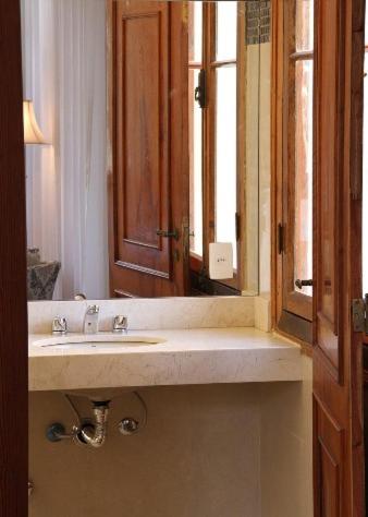 a bathroom with a sink and a mirror at Hotel Casablanca Koeler in Petrópolis