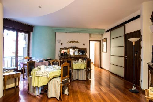 un comedor con 2 mesas con mantel amarillo en 10 Minutes B&B Bed & Breakfast, en Verona