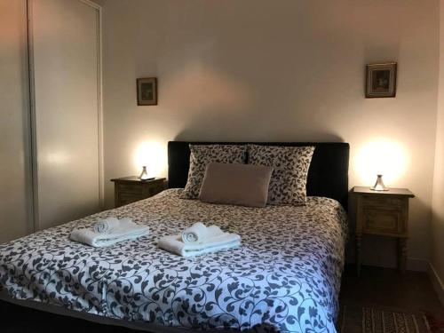 une chambre avec un lit avec deux serviettes dessus dans l'établissement Homelivia, Luxueux Appartement avec Jardin privé, à Nice