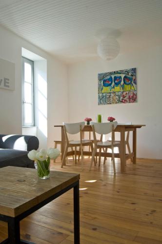 un salon avec un canapé et une table dans l'établissement 269 Bel Ebat, au Bois-Plage-en-Ré