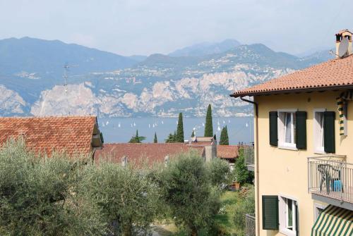 マルチェージネにあるAppartamento Prandiniの家から湖の景色