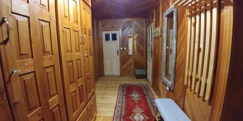 pasillo con puertas de madera y alfombra en la habitación en Apartments in Villa Barbara, en Świeradów-Zdrój