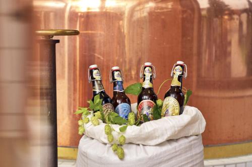 a group of bottles of beer in a basket at Wellness- und Bierhotel Adam Bräu in Bodenmais