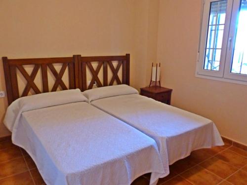 イスラ・カネラにあるPenthouse with ocean view (6-8 guests)の白いシーツと窓のあるベッドのある寝室