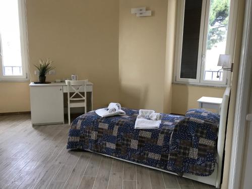 ローマにあるServenti Longhi Roomsのベッドルーム1室(タオル付)