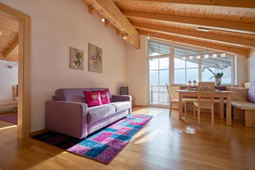 ein Wohnzimmer mit einem Sofa und einem Tisch in der Unterkunft Gästehaus Weber in Oberperfuss