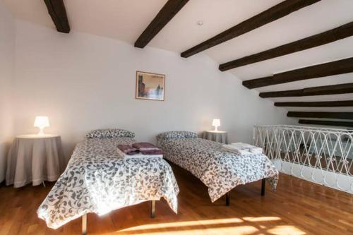 a room with two beds and two tables with lamps at KEY LOCATION near Palazzo Grassi in Venice