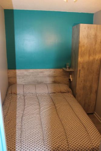 キブロンにあるNicolas Lambert - Appartement vue mer, prêt de velos,WIFIの青い壁のベッドルーム1室(ベッド1台付)