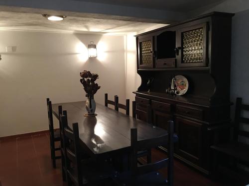 a dining room with a table with a vase of flowers on it at Villino a 300 mt dal mare - A solo un'ora di treno dal centro di Roma in Anzio