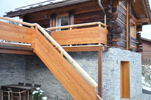 ナンダにあるTelemark Guesthouseの木製の階段