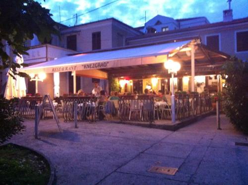 Restaurace v ubytování Apartments Knezgrad
