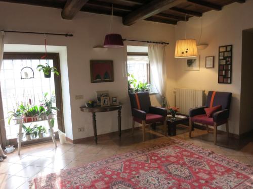 sala de estar con sillas y mesa en Alloggio Turistico Vigna Clara, en Viterbo