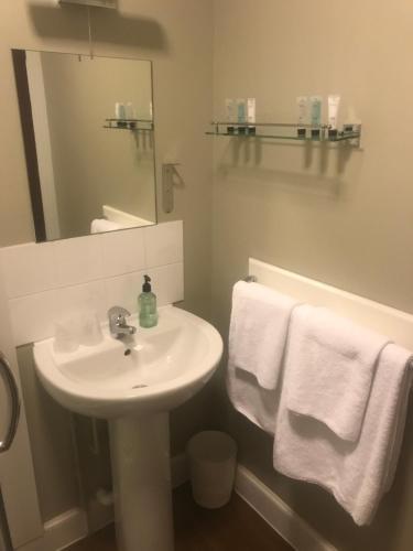 Ένα μπάνιο στο Chieftain Hotel