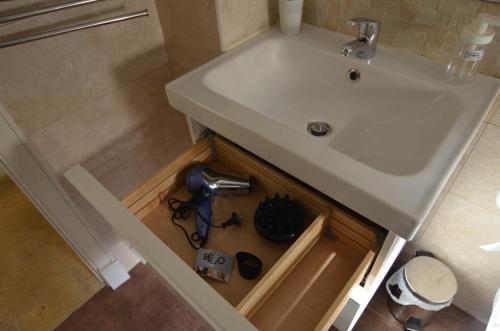 La salle de bains est pourvue d'un lavabo et d'une armoire. dans l'établissement Marqués de San Lorenzo -2 dormitorios & FREE parking, à Séville