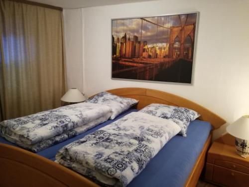 ゴスラーにあるPeters Insel in der Altstadt von Goslarのベッドルーム1室(ベッド2台付)が備わります。壁には絵画が飾られています。