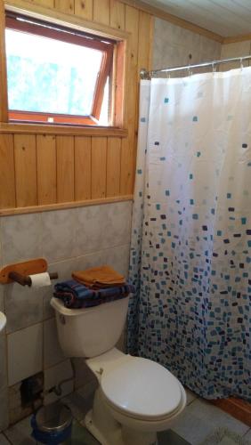 une salle de bain avec toilettes et rideau de douche dans l'établissement Casa del Rio, à La Ensenada