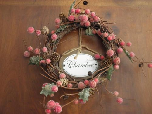 a wreath on a wooden table with a sign on it at Al vicolo del Gallo in Varallo