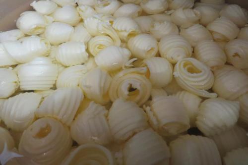 a pile of white onions on a table at Appartement & Hotel Innerhofer in Gais