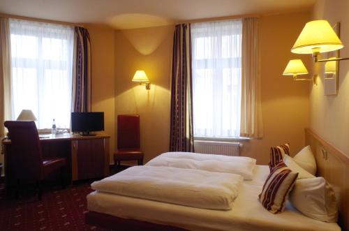 Ліжко або ліжка в номері Hotel Merseburger Hof