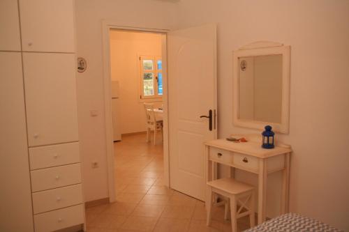 ein kleines Schlafzimmer mit einem Tisch und einem Spiegel in der Unterkunft Villa Gabriela in Rogón